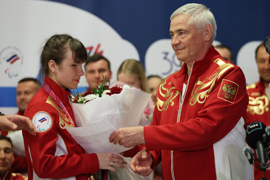 Анастасия Багиян — трехкратная чемпионка зимних Паралимпийских игр 2026 года в спринте и на дистанциях 10 и 20 км в категории незрячих спортсменов  во время встречи паралимпийской сборной России в аэропорту Внуково