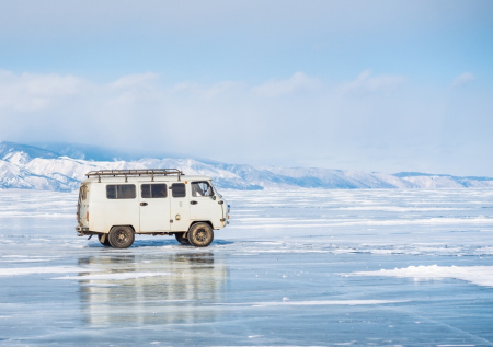 Спасатели начали выявлять любителей покататься на льду Байкала