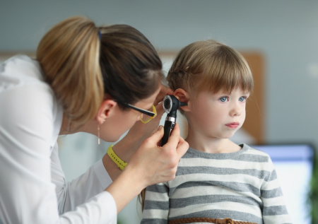 Врач перечислила неочевидные признаки снижения слуха у детей