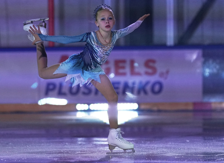 София Сарновская выступает на торжественном открытии академии фигурного катания Евгения Плющенко и Яны Рудковской