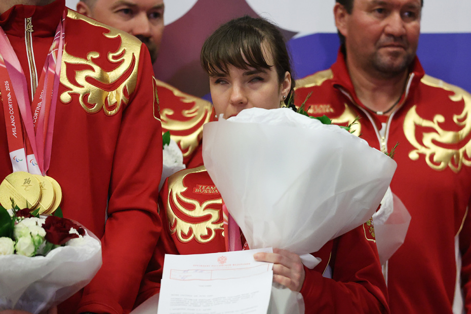 Анастасия Багиян — трехкратная чемпионка зимних Паралимпийских игр 2026 года в спринте и на дистанциях 10 и 20 км в категории незрячих спортсменов во время встречи паралимпийской сборной России в аэропорту Внуково