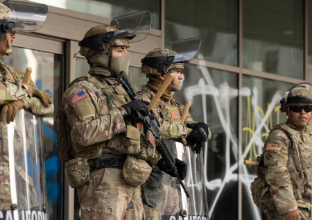 «Будут выжигать все»: политолог указал на риски планов США по острову Харк