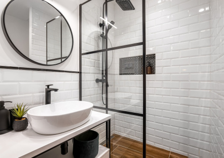 Россиянам назвали более выгодную альтернативу плитке до потолка в ванной