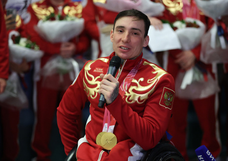 Паралимпиец Голубков объяснил, почему подарил золотую медаль своему тренеру