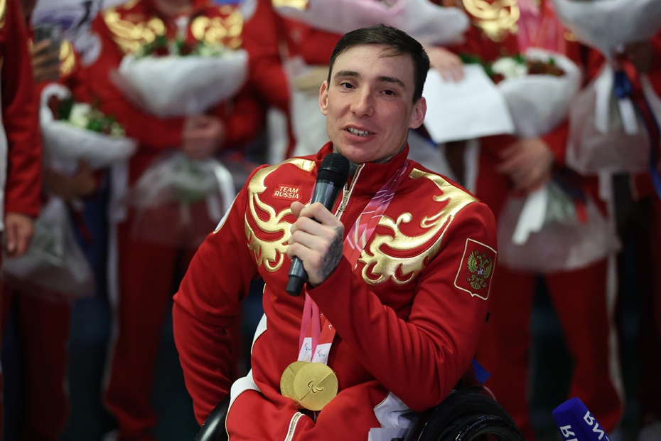 Российский лыжник Иван Голубков — двукратный паралимпийский чемпион зимних Паралимпийских игр 2026 года в лыжных гонках на 10 и 20 километров во время встречи паралимпийской сборной России в аэропорту Внуково