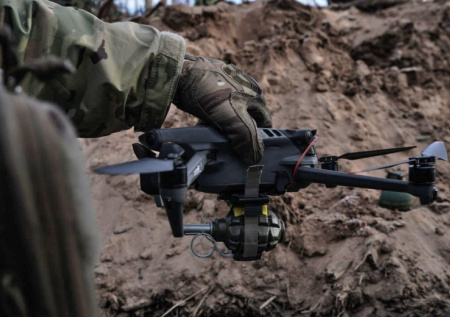 Дроны-камикадзе ударили по гражданскому автомобилю под Брянском