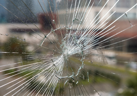 Пьяный подросток разнес стекло в электричке