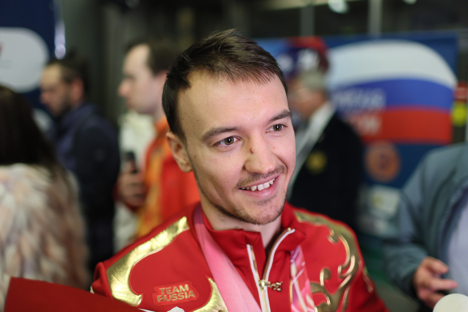 Алексей Бугаев — российский горнолыжник, паралимпийский чемпион зимних Паралимпийских игр 2026 года в слаломе и двукратный серебряный призер тех же игр в скоростном спуске и гигантском слаломе во время встречи паралимпийской сборной России в аэропорту Внуково