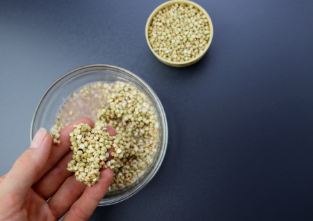 Диетолог сравнила пользу зеленой и обычной гречки