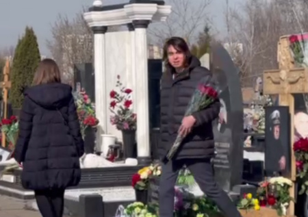 Внебрачный сын Бедроса Киркорова пришел на его могилу в годовщину смерти
