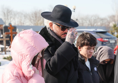 «Был маменькиным сынком»: Киркоров сделал признание у могилы отца