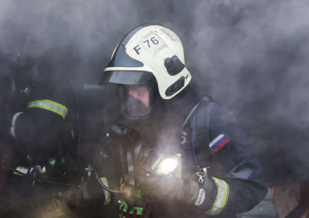 Около 130 спасателей привлекли к тушению крупного пожара в Москве