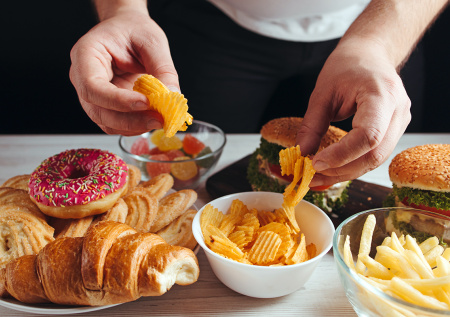 «Зависит здоровье всего организма»: составлен топ вредных продуктов для ЖКТ