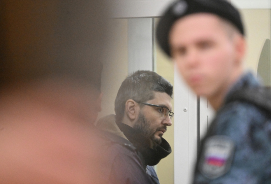 Пасынок рок-музыканта Стаса Намина Роман Ткаченко (в центре), обвиняемый в убийстве сводного брата и родной бабушки