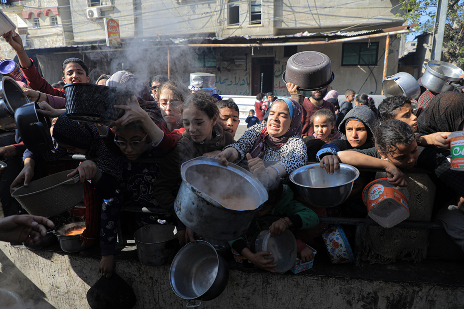 Люди собираются за продовольственной помощью
