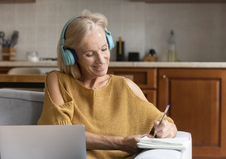 Половина россиян после 45 лет начала заниматься отложенными делами