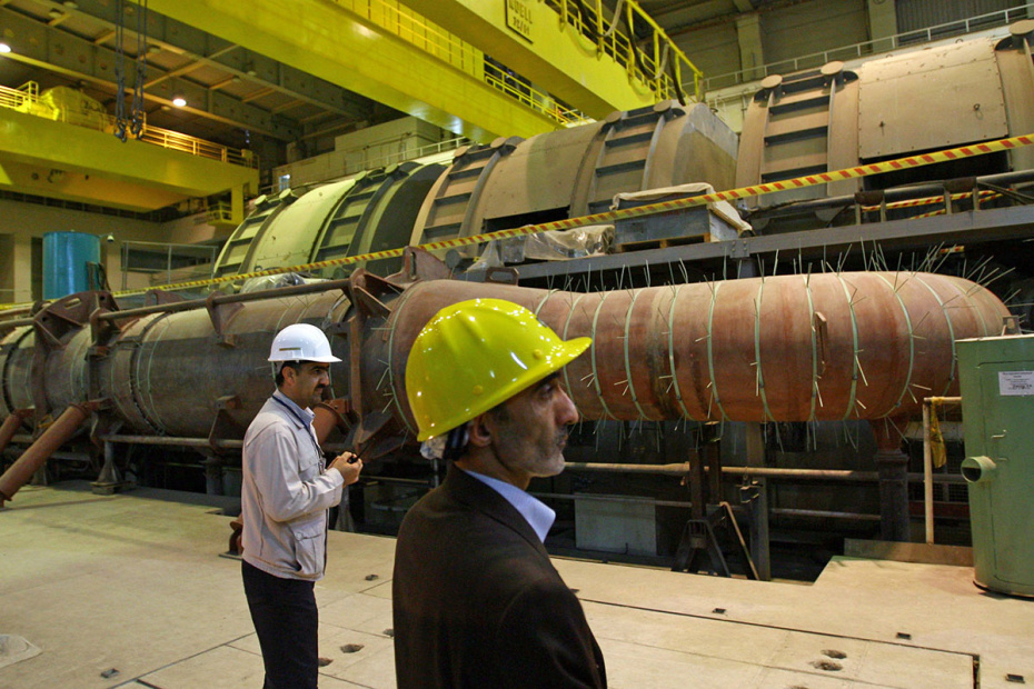 Иранские специалисты в здании АЭС «Бушер»