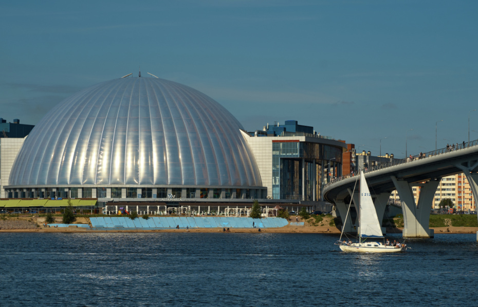 Купол аквапарка «Питерлэнд» и пляж парка 300-летия Санкт-Петербурга