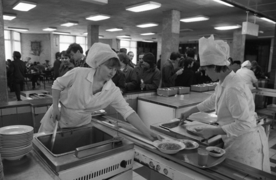 Московский станкостроительный завод имени Серго Орджоникидзе. Линия раздачи комплексных обедов