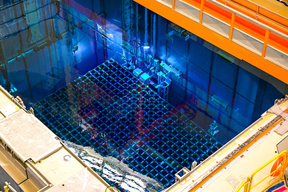 Топливные элементы в бассейне выдержки внутри АЭС