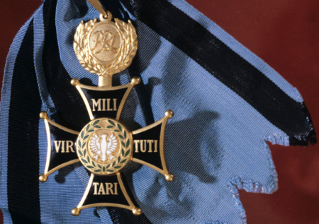 Поляки взвыли после обнаружения необычного ордена на украинском аукционе