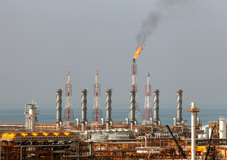 Иран обвинил США и Израиль в атаке на нефтяные объекты на юге страны