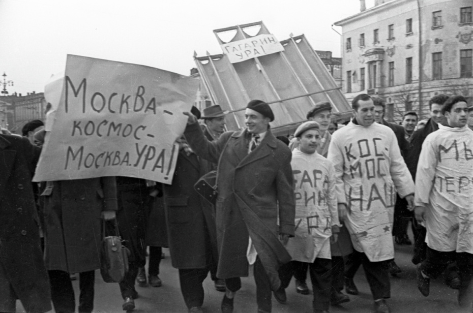 Студенты медицинского института в районе Манежной площади во время стихийной демонстрации в честь полета первого космонавта Земли Юрия Гагарина в космос