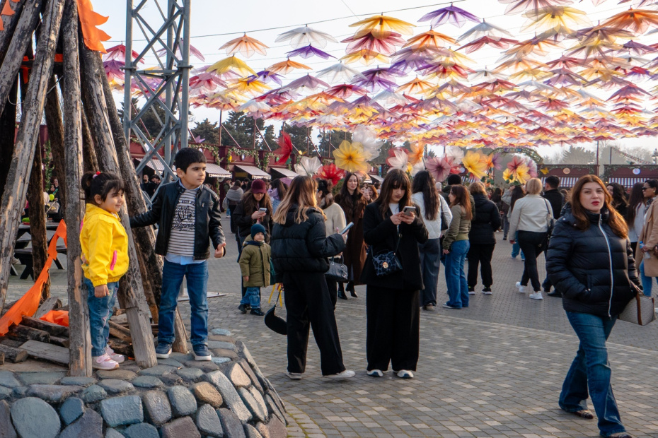 Люди наслаждаются праздничными украшениями в приморском парке перед праздником Навруз в Баку, Азербайджан