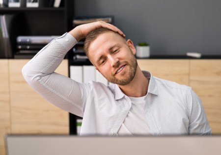 Реабилитолог объяснил, зачем нужна разминка во время работы