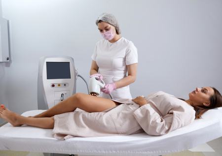 Врач рассказала, можно ли делать лазерную липосакцию при варикозе