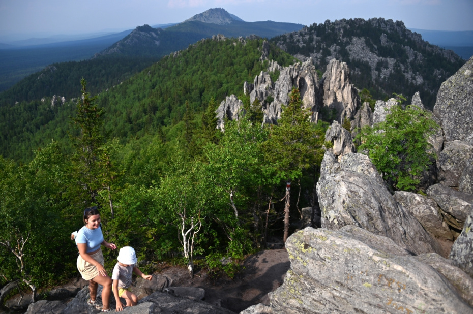 Женщина с ребенком на вершине горы Перья (Двуглавая сопка) в Национальном природном парке «Таганай» в Челябинской области
