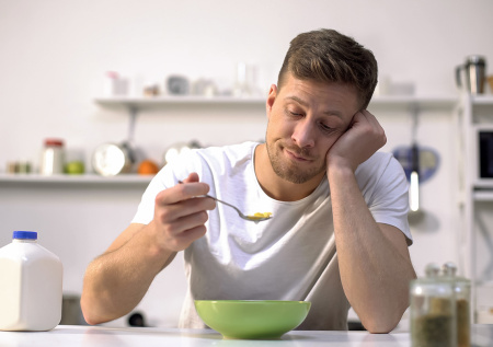 Назван тревожный сигнал отсутствия чувства голода после пробуждения