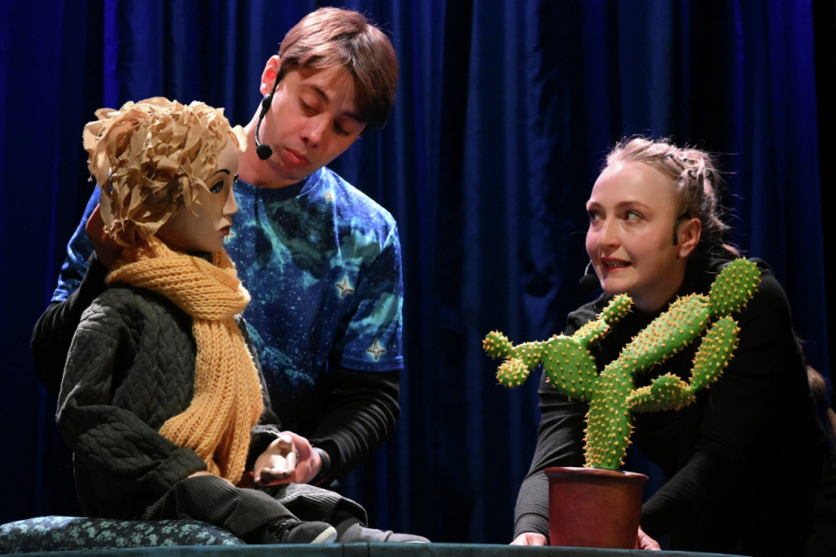 Сцена из спектакля «Маленький принц» в постановке режиссера Виктории Печерниковой по мотивам сказки Антуана де Сент-Экзюпери во время премьерного показа в Красноярском театре кукол