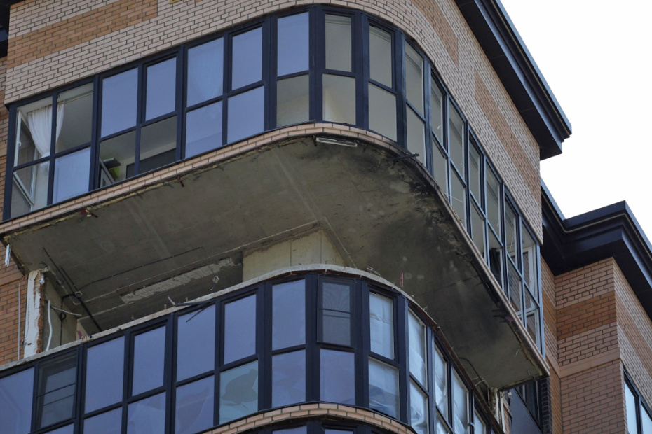 Балкон в многоэтажном жилом доме в Краснодаре, поврежденный в результате атаки БПЛА ВСУ