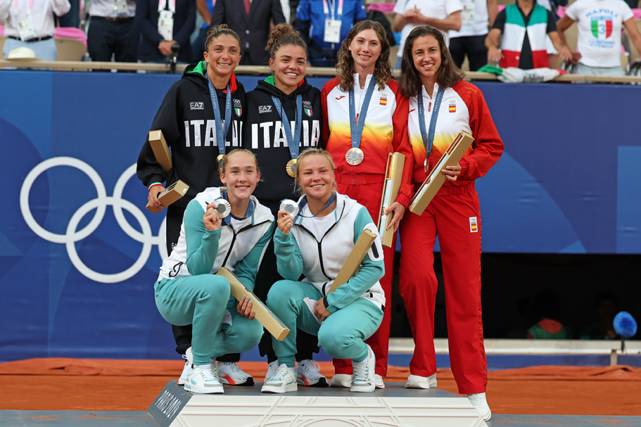 Серебряные медалистки Мирра Андреева и Диана Шнайдер (внизу слева) позируют для фотографий во время церемонии награждения победительниц в женском парном теннисе на Олимпийских играх 2024 года в Париже