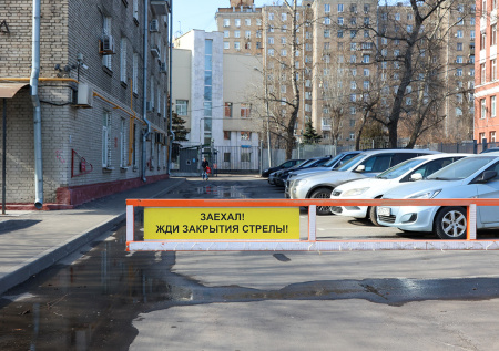 Юрист объяснил, как бороться с соседями при незаконном ограждении парковки