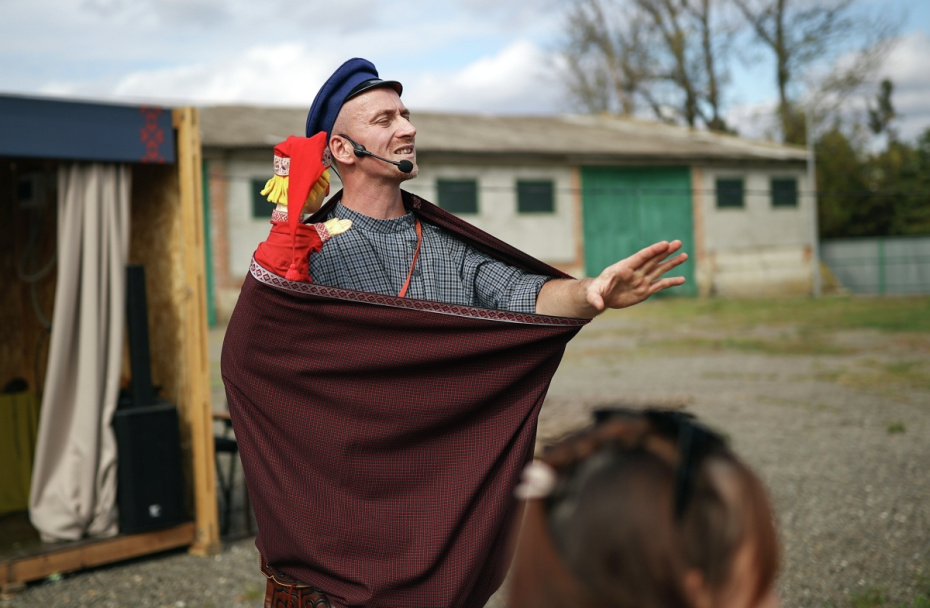 Выступление артиста кукольного театра на фестивале традиционной казачьей культуры «Александровская крепость» в хуторе Аргатов Краснодарского края