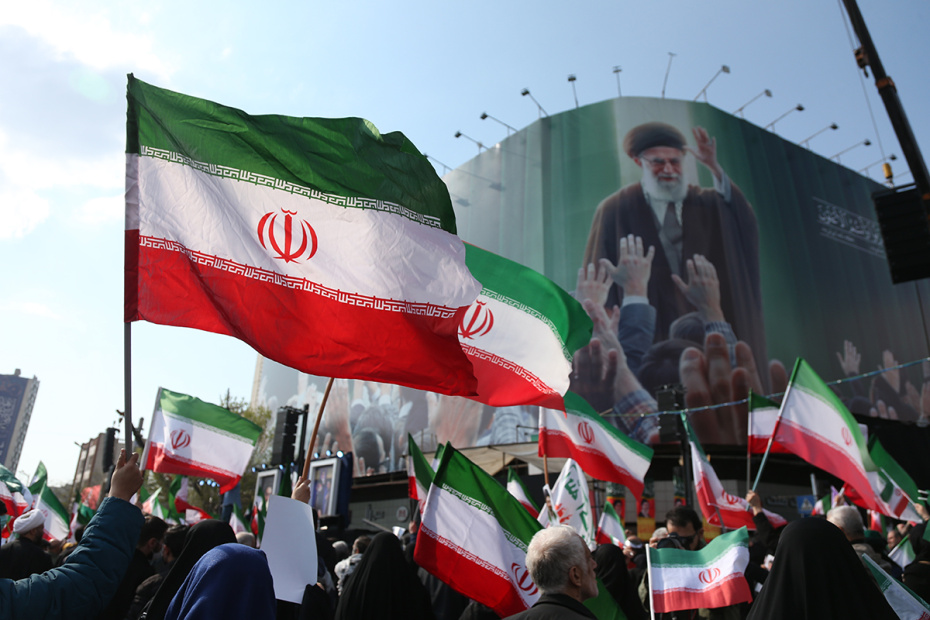 Люди, вышедшие на площадь в Тегеране, чтобы принести присягу новому верховному лидеру Ирана Моджтабе Хаменеи