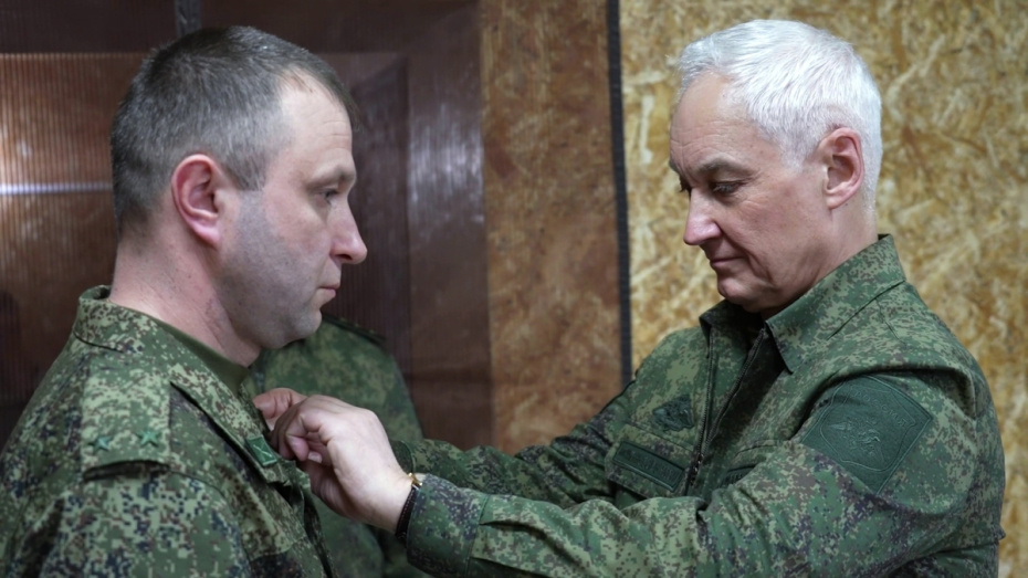 Министр обороны РФ Андрей Белоусов (справа) вручает государственную награду военнослужащему группировки войск «Север», отличившемуся при выполнении задач в зоне специальной военной операции