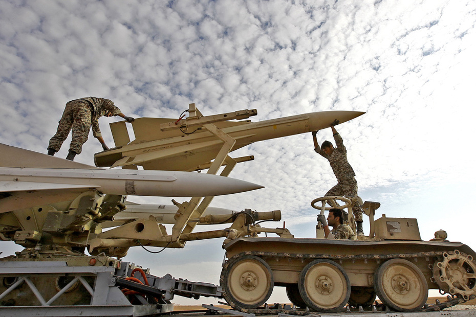 Военнослужащие ВС Ирана готовят к запуску зенитную ракету Hawk