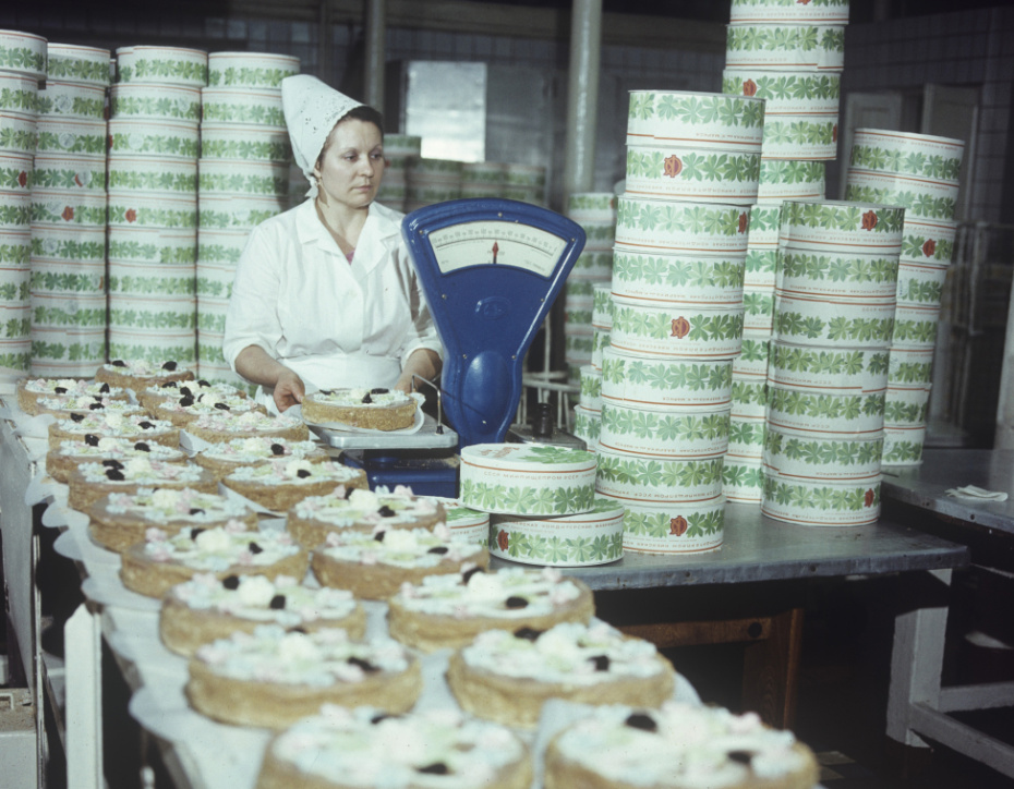 Цех готовой продукции. Киевская кондитерская фабрика выпускает продукцию более 324 наименований