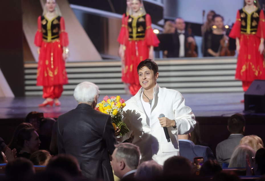 Певец Хабиб во время шоу «Про100 Зацепин» к 100-летию Александра Зацепина в Большом зале Кремлёвского дворца в Москве