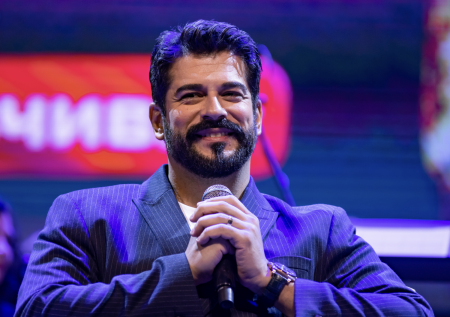 Гастроли по РФ, русский язык, отказ ехать в Киев: как живет Бурак Озчивит