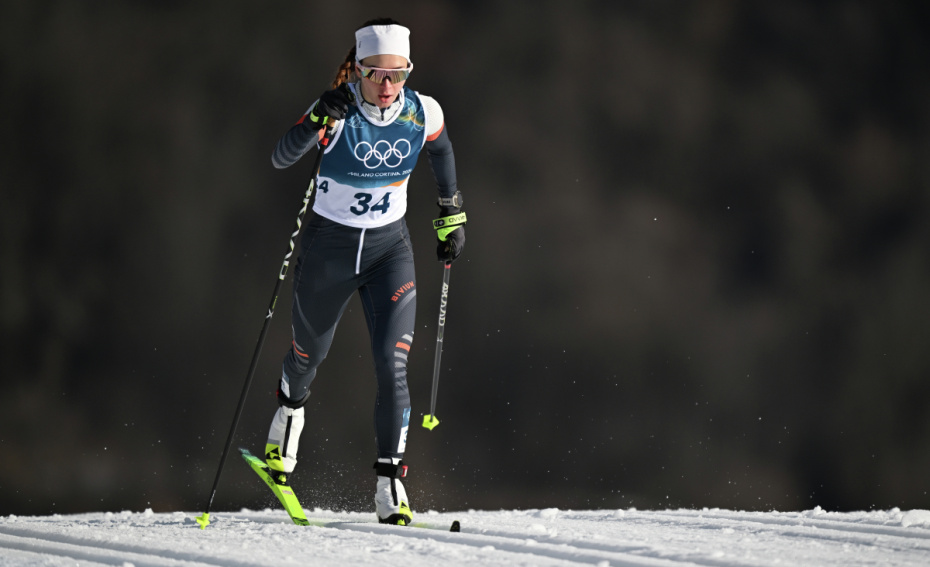 Дарья Непряева, выступающая в нейтральном статусе, на дистанции квалификации спринта классическим стилем в лыжных гонках среди женщин на XXV зимних Олимпийских играх в Италии
