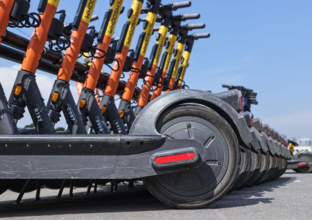 Жителям Подмосковья напомнили о правилах использования самокатов