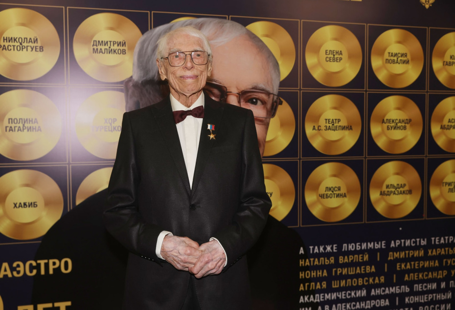 Композитор Александр Зацепин перед началом юбилейного шоу «Про100 Зацепин» к 100-летию Александра Зацепина в Большом зале Кремлёвского дворца в Москве