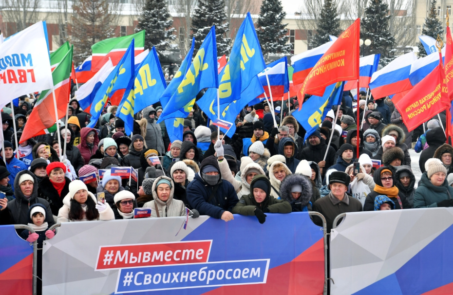 Горожане на патриотическом празднике ко Дню защитника Отечества в парке Победы в Казани