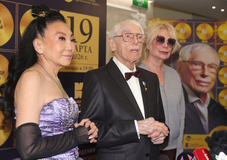 «Моя левая и правая рука»: 100-летний Зацепин показал молодую жену