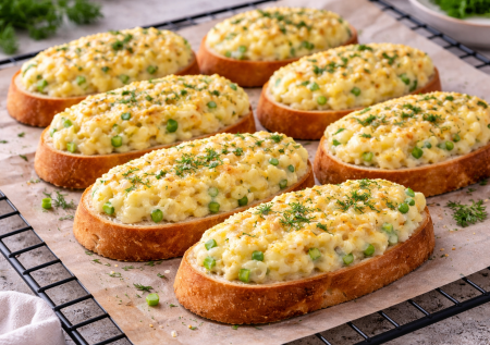 Вкусные горячие бутерброды с картошкой в духовке: нужно пюре, батон и сыр