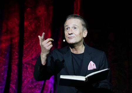 Желание уволиться из театра, слухи о болезни: как живет Олег Меньшиков